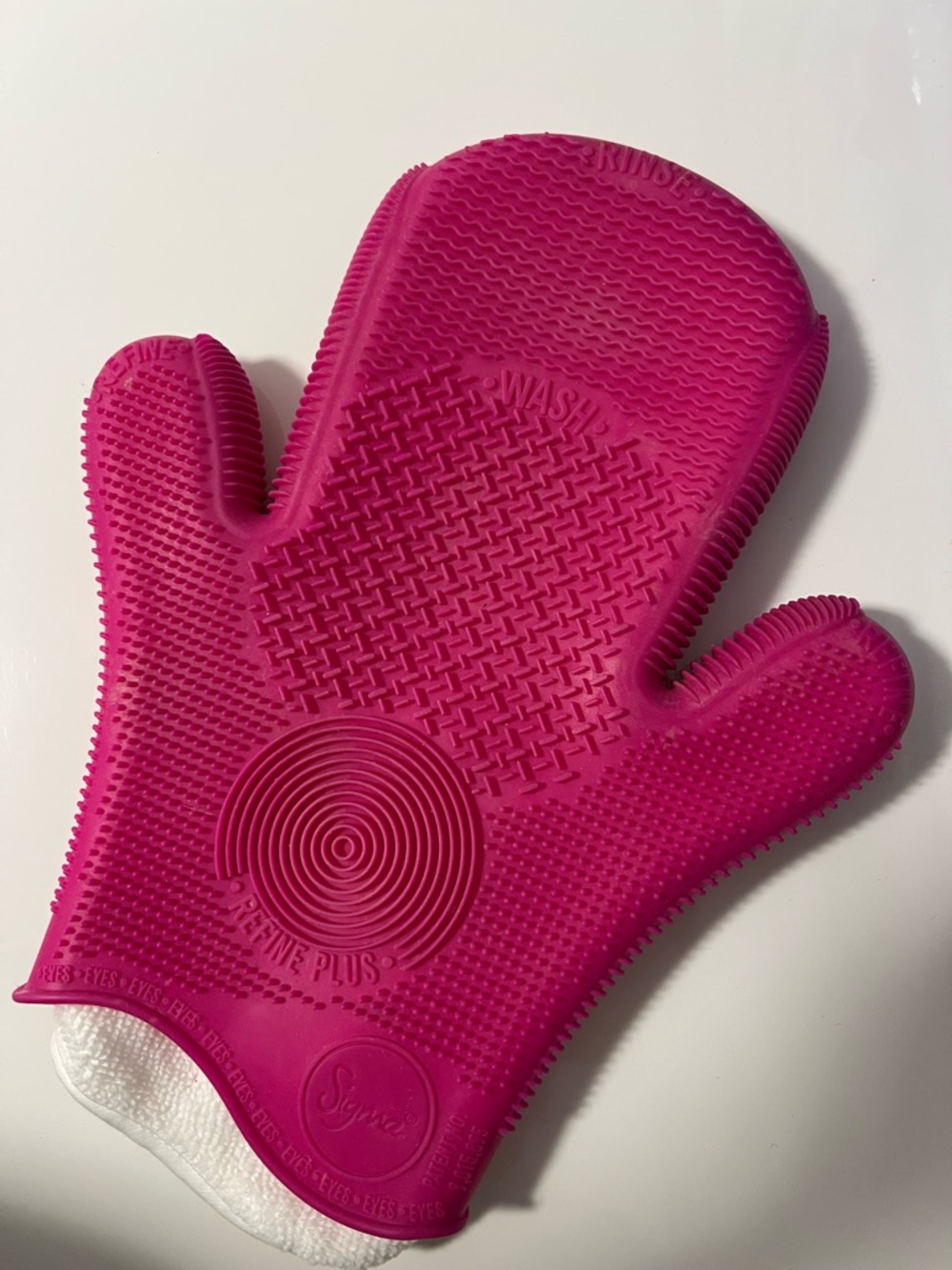 Sigma Beauty Hot Pink Silicone Spa Cleansing Mitt